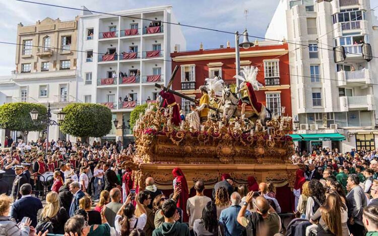 Una procesión pasando en La Isla frente al Hotel Salymar / FOTO: Ayto.