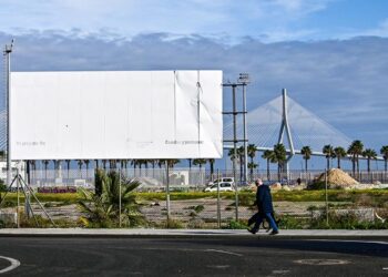 La valla que anuncia el nuevo hospital lo dice todo / FOTO: Eulogio García