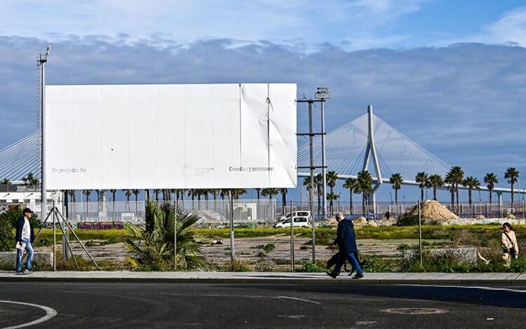 La valla que anuncia el nuevo hospital lo dice todo / FOTO: Eulogio García