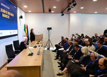 Martínez dando la bienvenida a la delegación marroquí / FOTO: Eulogio García