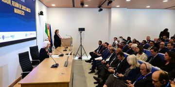 Martínez dando la bienvenida a la delegación marroquí / FOTO: Eulogio García