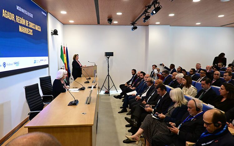 Martínez dando la bienvenida a la delegación marroquí / FOTO: Eulogio García