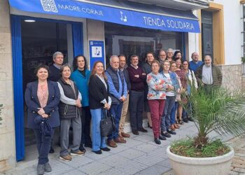 Posado a las puertas de la tienda / FOTO: Madre Coraje