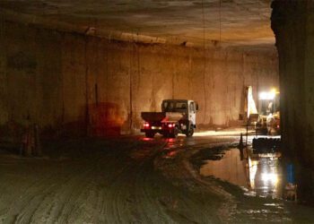 Momentos de limpieza de la obra a medias tras resolver su inundación / FOTO: APBC