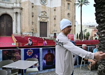La plaza de la Catedral de Cádiz 'tomada' estos días por la Semana Santa / FOTO: Eulogio García