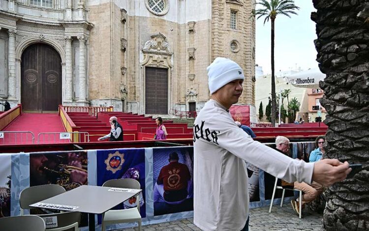 La plaza de la Catedral de Cádiz 'tomada' estos días por la Semana Santa / FOTO: Eulogio García