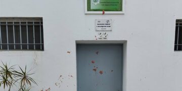 Restos de vísceras sobre la fachada / FOTO: cedida