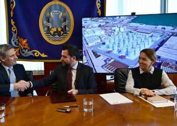 Escenificando la firma del contrato en el Consorcio / FOTO: Eulogio García