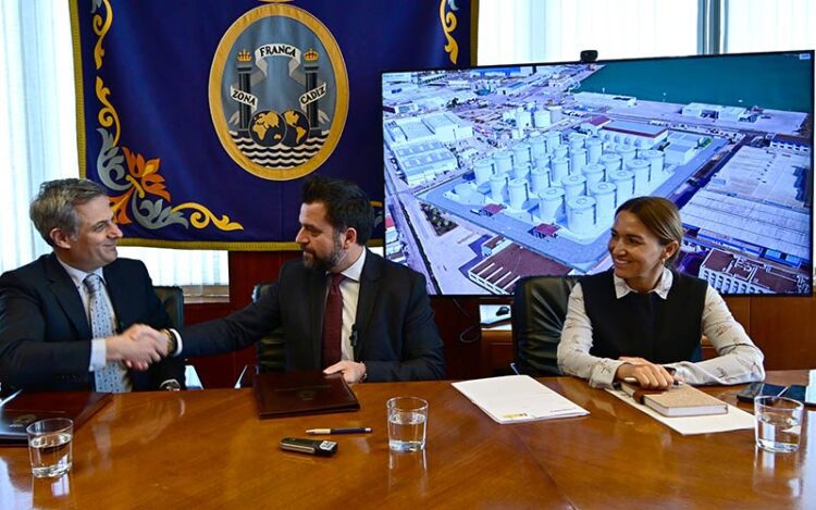 Escenificando la firma del contrato en el Consorcio / FOTO: Eulogio García