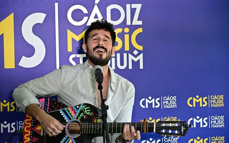 Antoñito Molina cantando en la presentación del festival / FOTO: Eulogio García