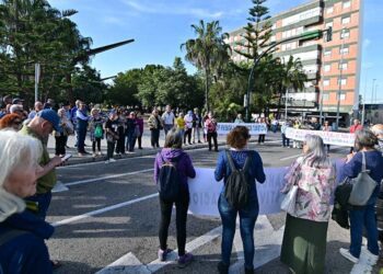 Concentrados junto a Casitas Bajas  / FOTO: Eulogio García