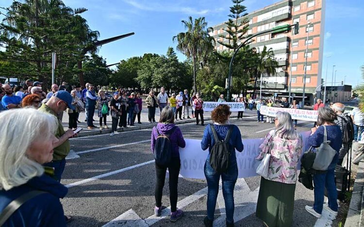 Concentrados junto a Casitas Bajas  / FOTO: Eulogio García