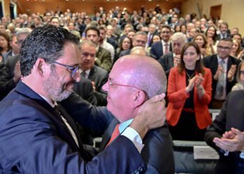 El presidente entrante se abraza con el saliente / FOTO: Eulogio García