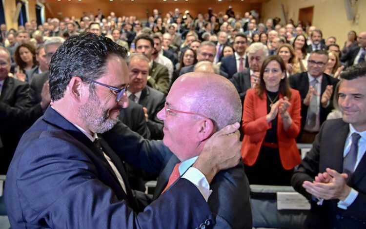 El presidente entrante se abraza con el saliente / FOTO: Eulogio García