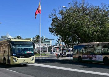 Dos autobuses de Tranvía cruzándose en la Cuesta de las Calesas / FOTO: Eulogio García
