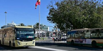 Dos autobuses de Tranvía cruzándose en la Cuesta de las Calesas / FOTO: Eulogio García
