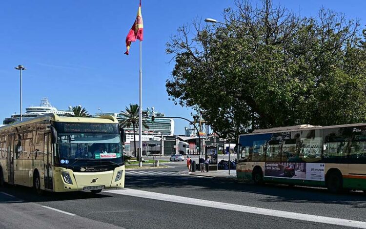 Dos autobuses de Tranvía cruzándose en la Cuesta de las Calesas / FOTO: Eulogio García