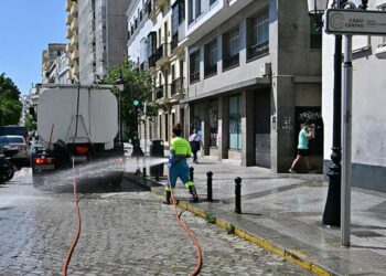 Baldeando el entorno de Canalejas / FOTO: Eulogio García