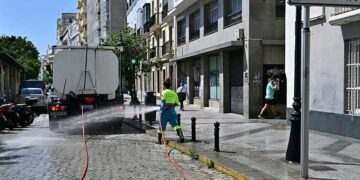 Baldeando el entorno de Canalejas / FOTO: Eulogio García