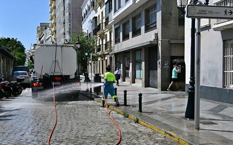 Baldeando el entorno de Canalejas / FOTO: Eulogio García