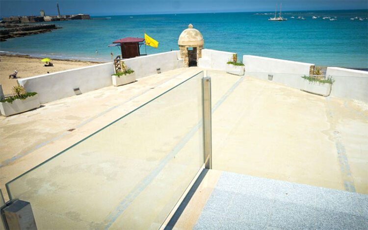 Terraza restaurada con vistas a La Caleta / FOTO: Ayto.