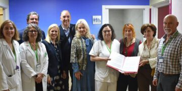 Posado a las puertas del baño para ostomizados / FOTO: Junta