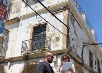 Beardo y Enciso posan delante de la finca problemática / FOTO: Ayto.