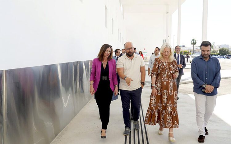 Paseo inaugural por el flamante apeadero / FOTO: Junta