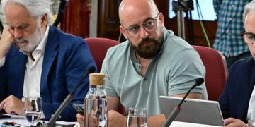 Beardo, con el móvil en mano, en el pleno de la Diputación / FOTO: Eulogio García