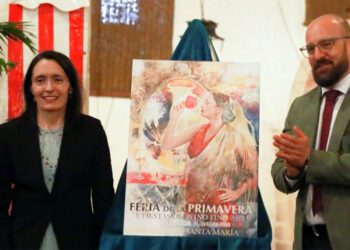 Desvelando el cartel anunciador / FOTO: Ayto.