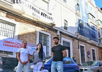 Vecinos afectados delante de su finca / FOTO: Eulogio García