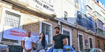 Vecinos afectados delante de su finca / FOTO: Eulogio García