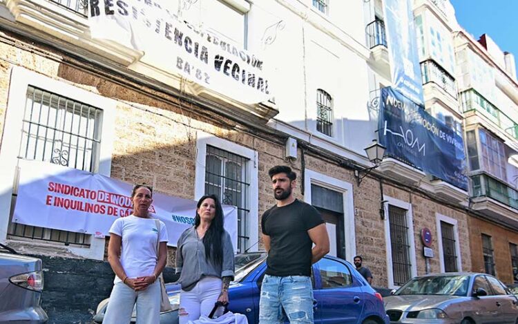 Vecinos afectados delante de su finca / FOTO: Eulogio García
