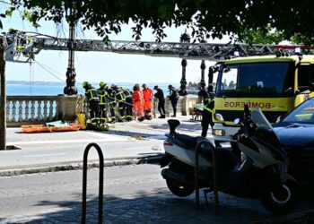 Bomberos actuando en la capital en un rescate en la Alameda / FOTO: Eulogio García