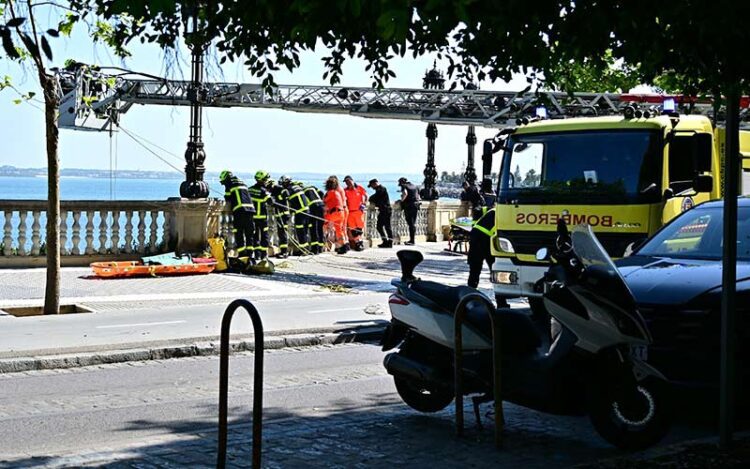 Bomberos actuando en la capital en un rescate en la Alameda / FOTO: Eulogio García
