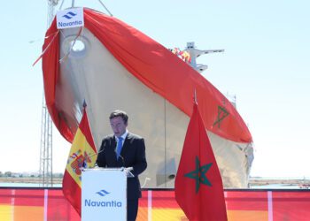 Momento del discurso del director de Navantia, con el barco todavía seco / FOTO: Navantia