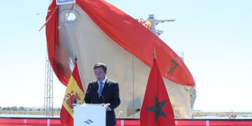 Momento del discurso del director de Navantia, con el barco todavía seco / FOTO: Navantia