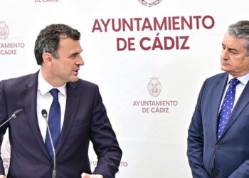 El alcalde junto al consejero Sanz en un acto por el Día de Internet / FOTO: Eulogio García