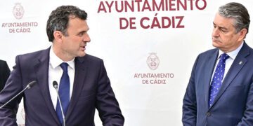 El alcalde junto al consejero Sanz en un acto por el Día de Internet / FOTO: Eulogio García