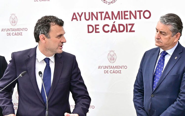 El alcalde junto al consejero Sanz en un acto por el Día de Internet / FOTO: Eulogio García