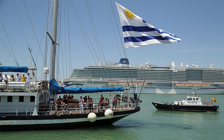 El emblemático buque entrando en el muelle gaditano / FOTO: APBC