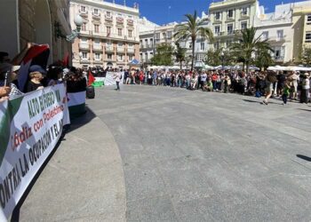 Concentración final a las puertas del Ayuntamiento / FOTO: IU Cádiz