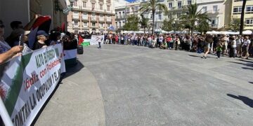 Concentración final a las puertas del Ayuntamiento / FOTO: IU Cádiz