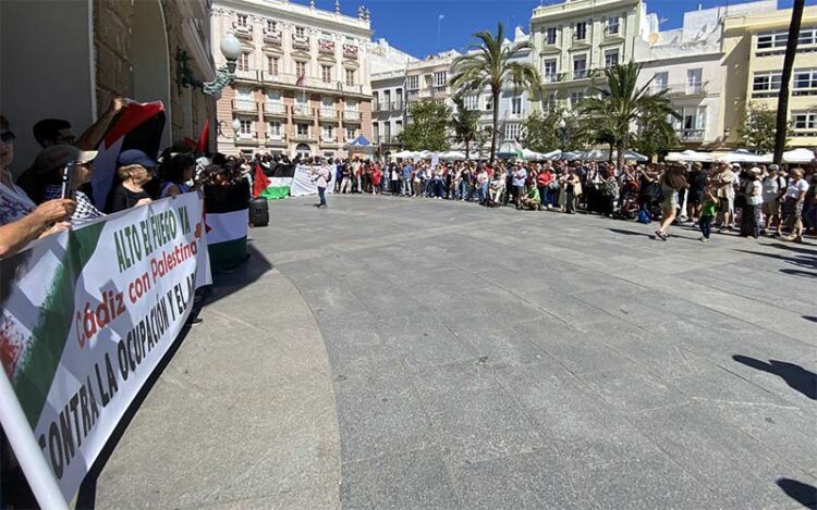 Concentración final a las puertas del Ayuntamiento / FOTO: IU Cádiz