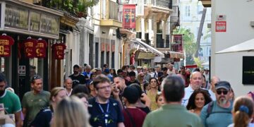 Calle céntrica y comercial en jornada de cruceros / FOTO: Eulogio García