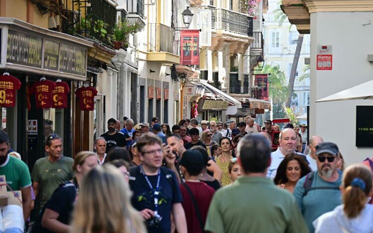 Calle céntrica y comercial en jornada de cruceros / FOTO: Eulogio García