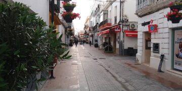 La céntrica calle La Vega a primera hora / FOTO: DBC