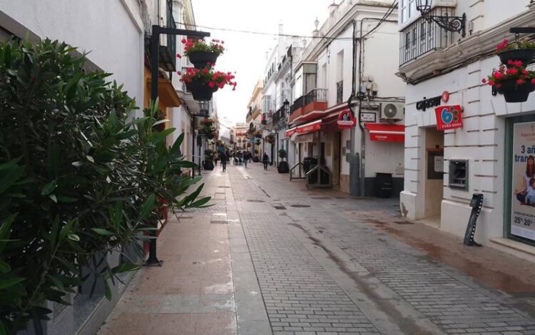 La céntrica calle La Vega a primera hora / FOTO: DBC