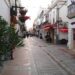 La céntrica calle La Vega a primera hora / FOTO: DBC