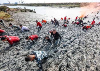 Atravesando los casi 2 kilómetros de fango / FOTO: Defensa
